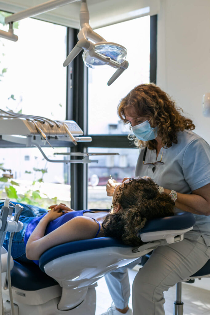 odontóloga atendiendo un paciente