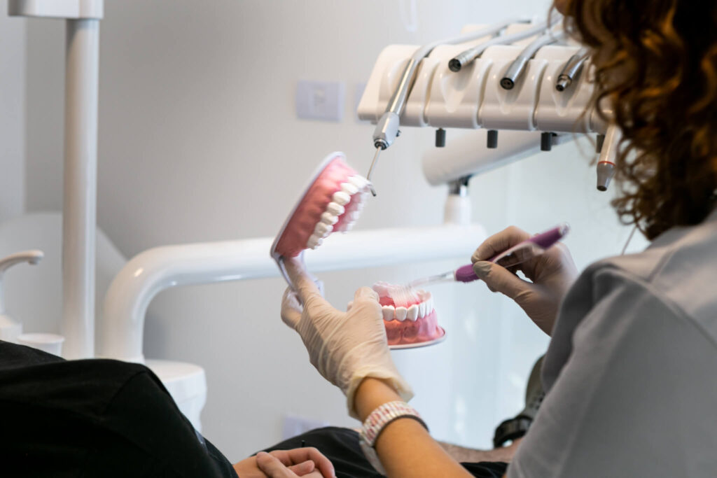 sosteniendo protesis bucal